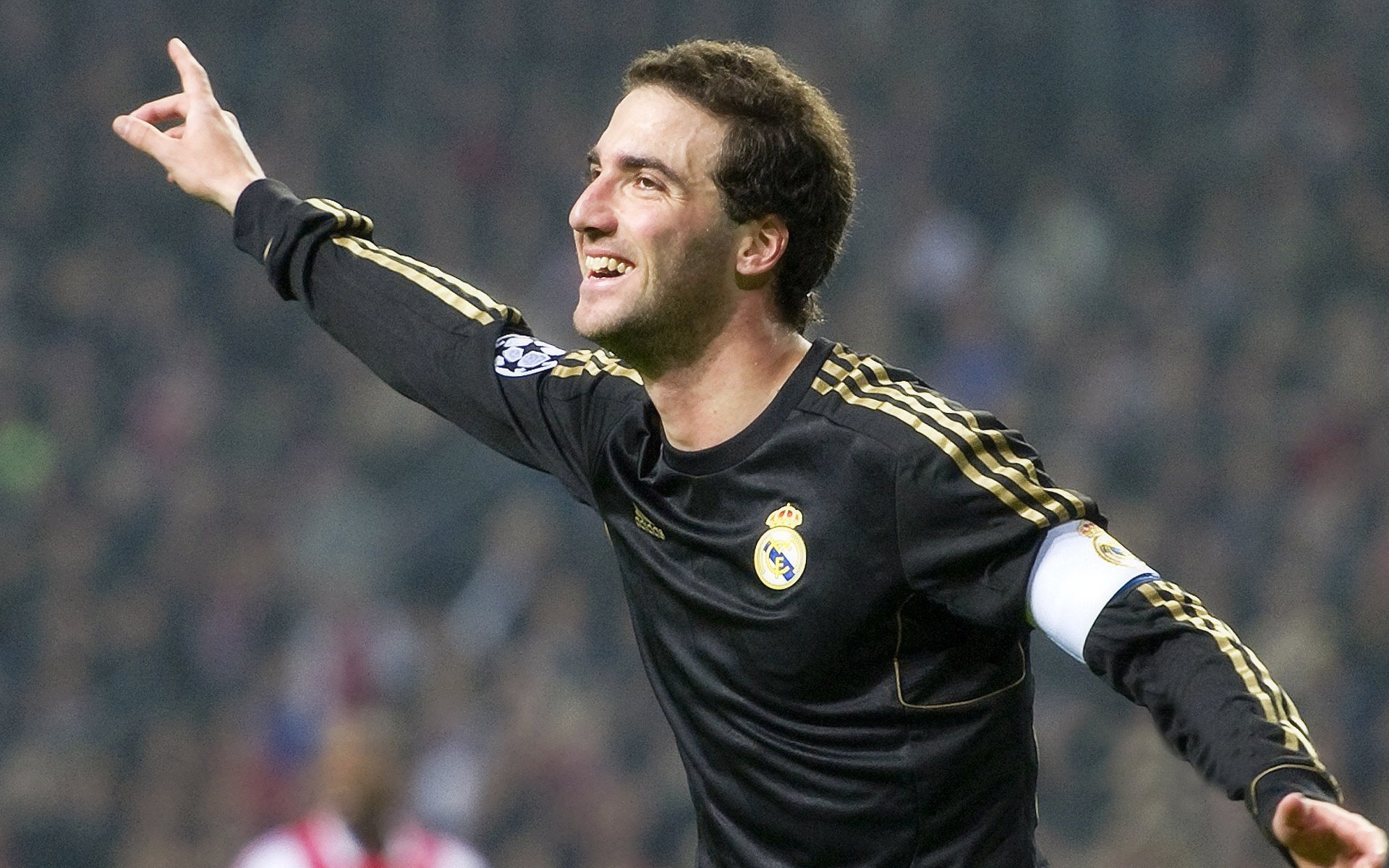 开云网页版-“尼古拉斯·桑特基的精准控制与高效进攻，助美洲狮队占领世界赛场”