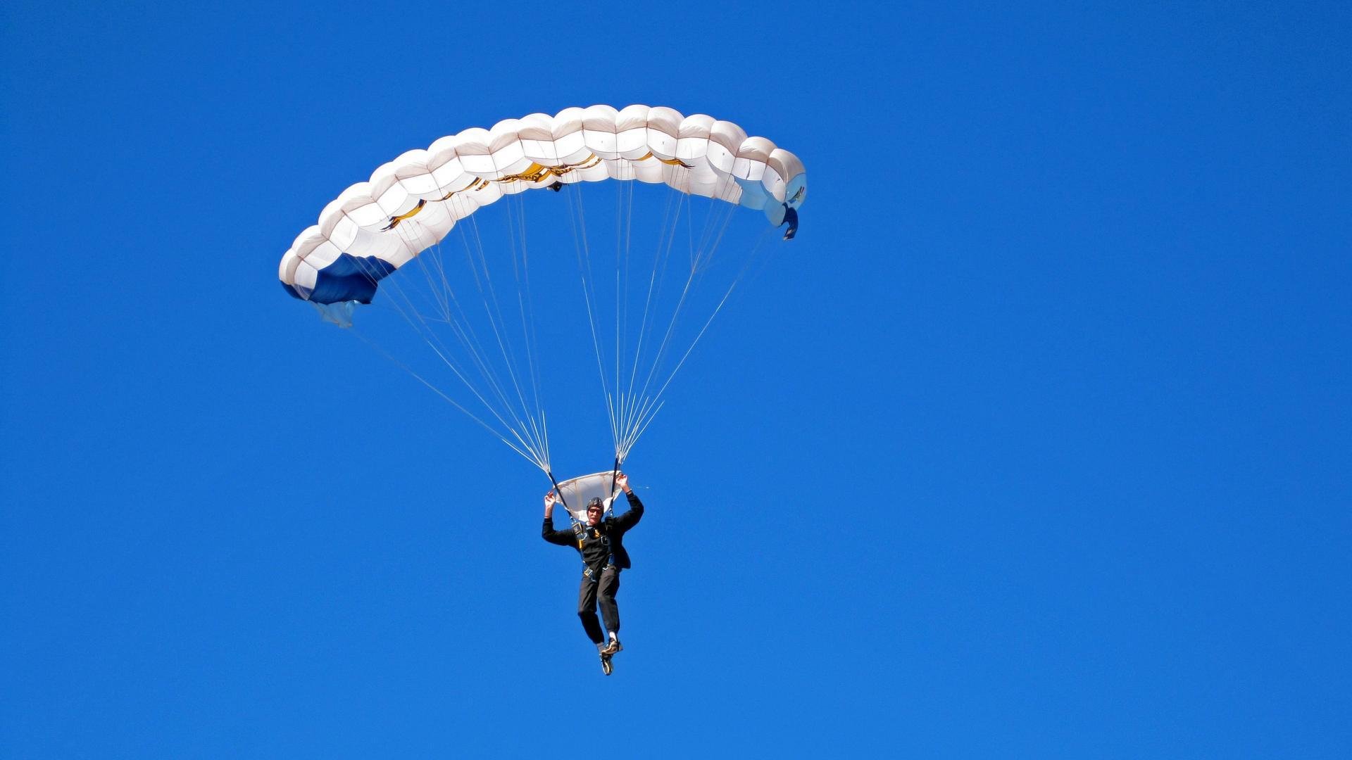 汉堡篮球赛火热进行，欧洲青年队伍激烈厮杀