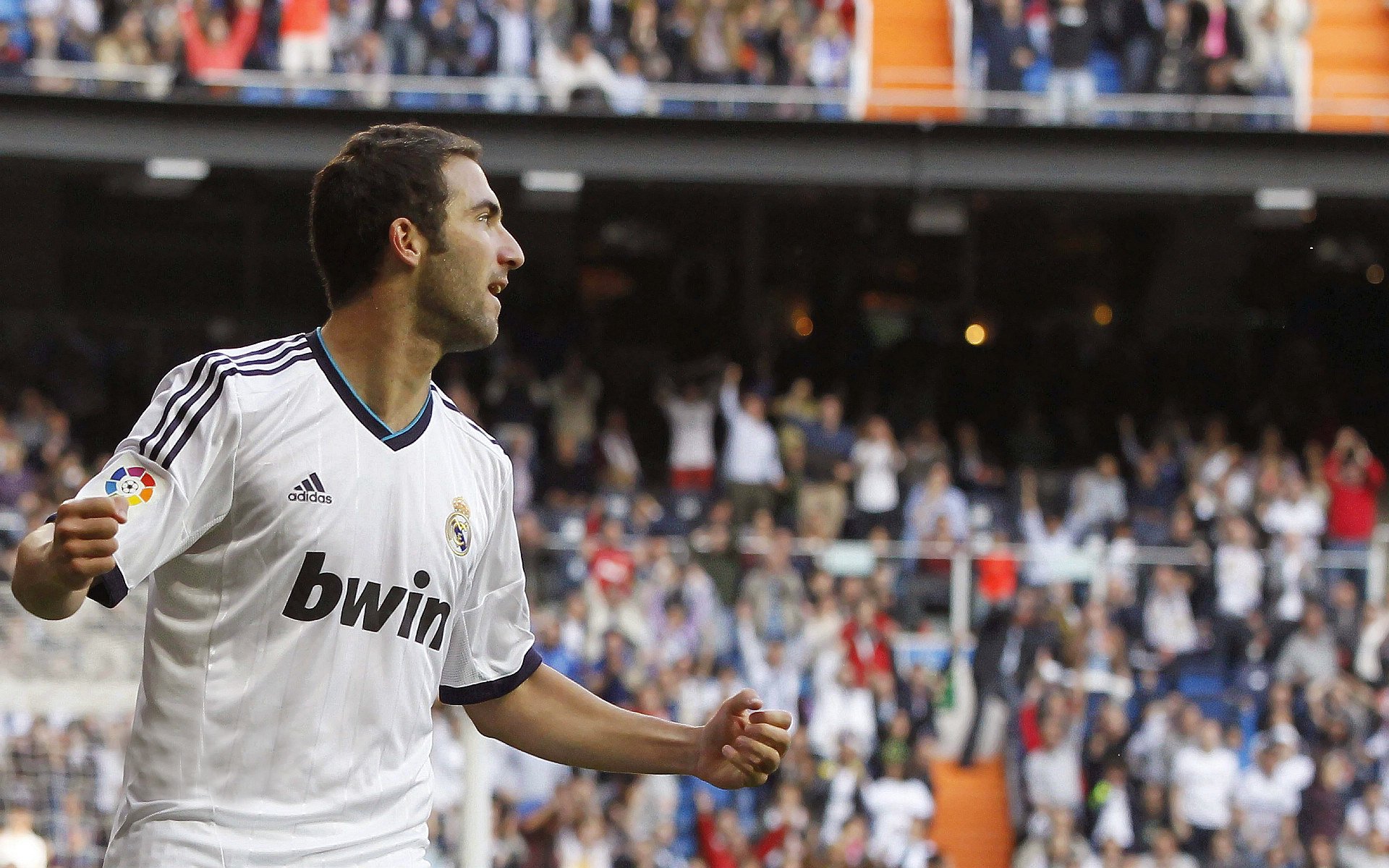 赛季积分榜变化频繁各支球队全力拼搏争夺最后晋级名额，赛季总得分排名