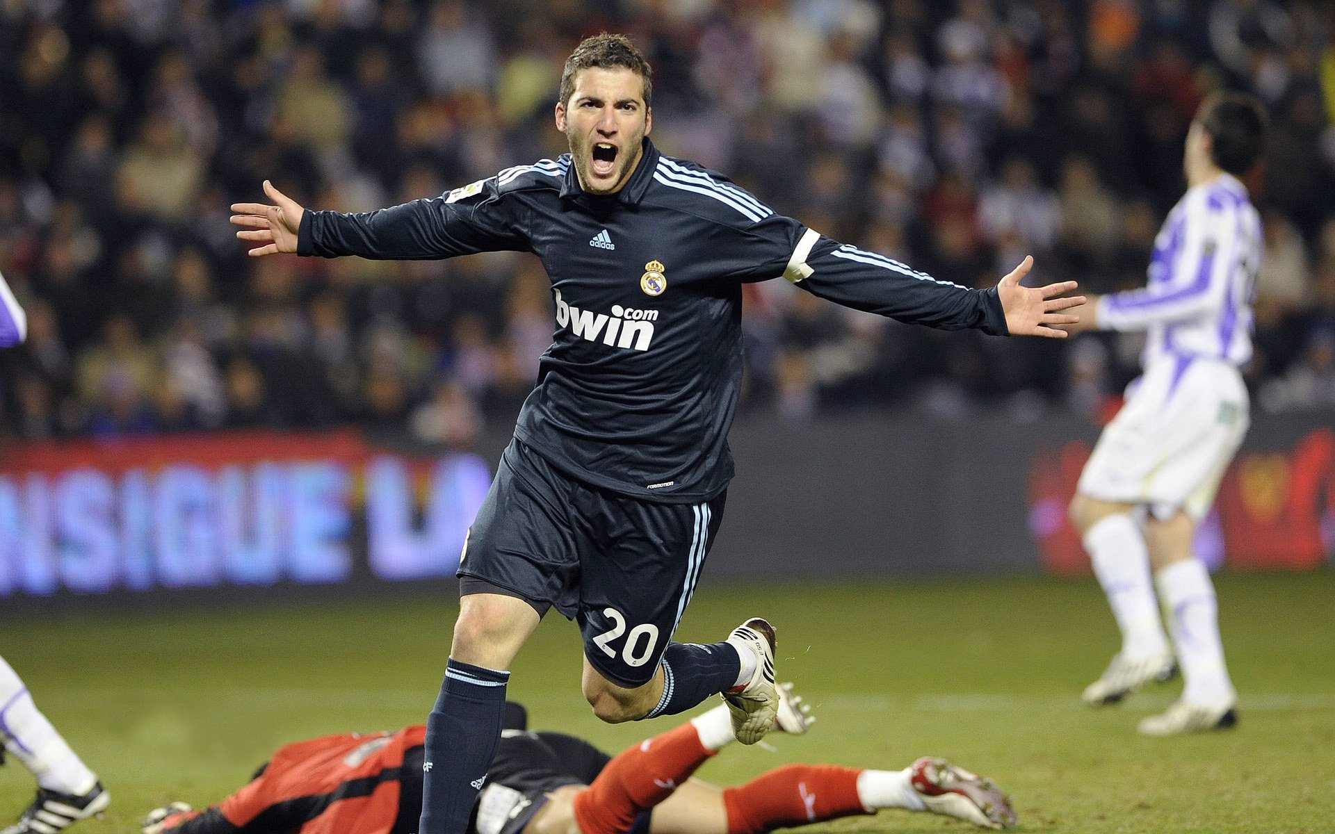 Kim 防守拦截频繁,破坏对方进攻,防守者可以用手阻挡进攻路线